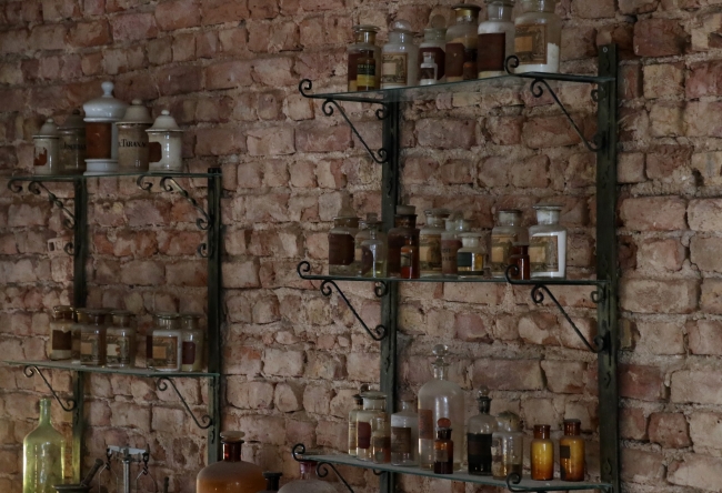 Büyükada'daki Merkez Eczanesi 148 yıldır aynı adreste, aynı kapıda